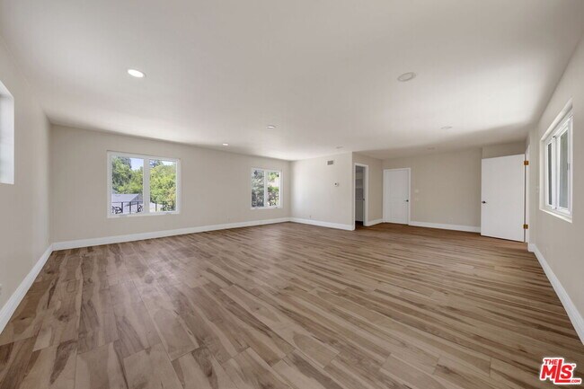 Building Photo - 16608 Park Ln Cir