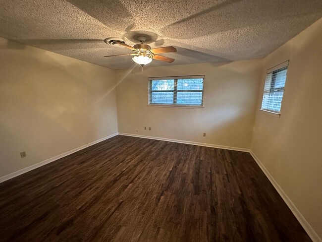 Building Photo - COMING SOON--Spacious 3 Bedroom 2 Bath Hom...