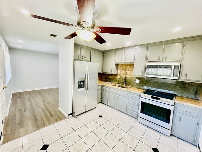 Building Photo - 640 Pinewood Dr