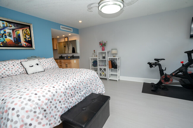 Building Photo - 9500 S Ocean Dr