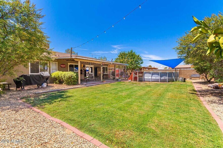 Building Photo - 716 E Hackamore St