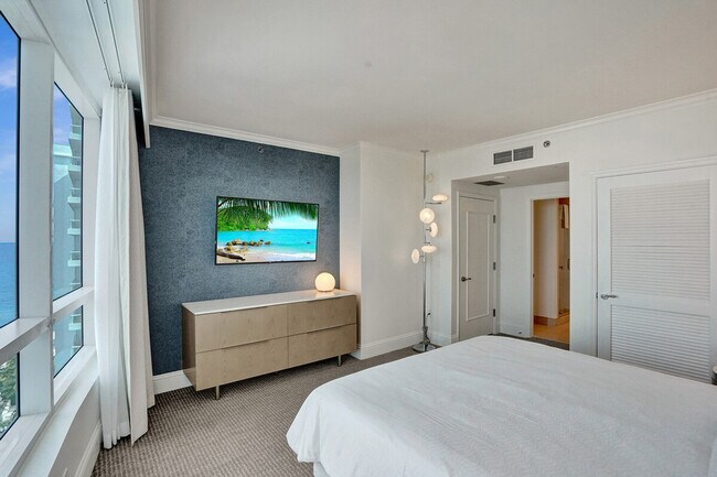 Building Photo - 16 Collins Ave