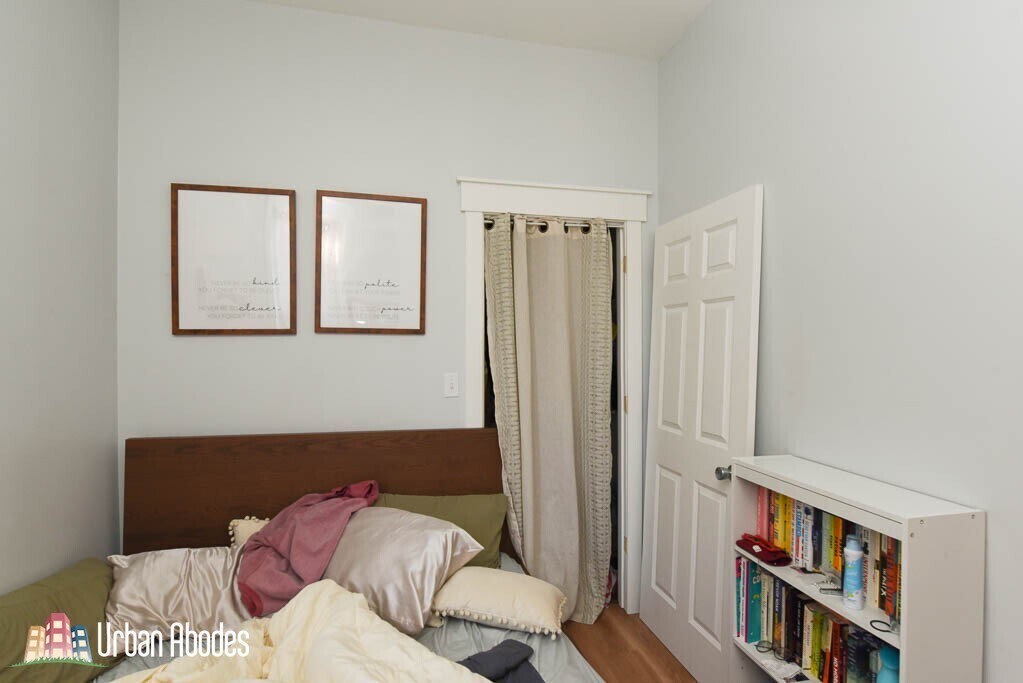 Building Photo - 870 W Buckingham Pl