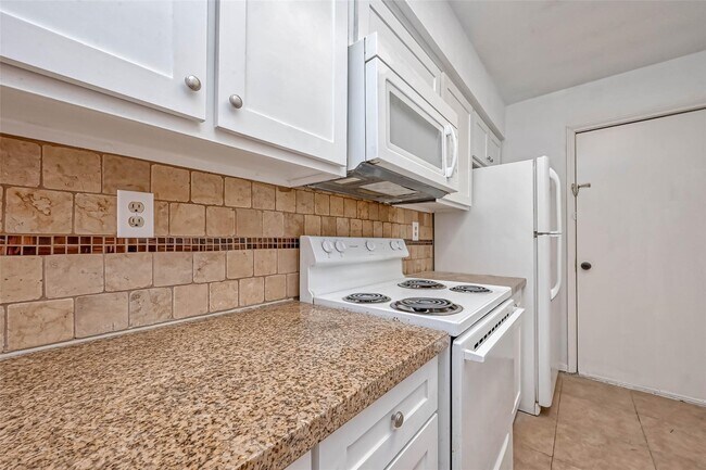 Building Photo - 8299 Cambridge St