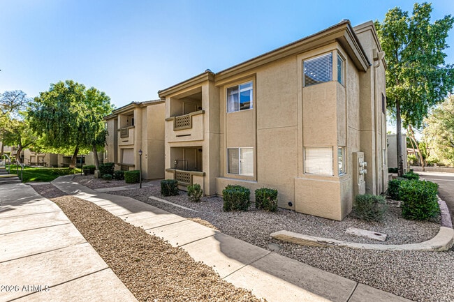 Building Photo - 1880 E Morten Ave