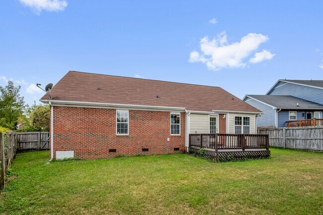 Building Photo - 703 Fairbluff Dr