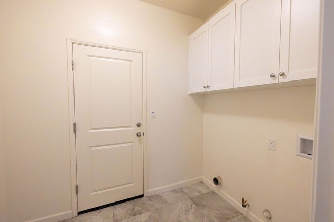 Building Photo - Lovely 3 bedroom home for rent in Hanford CA
