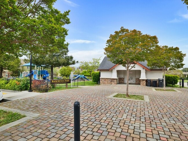 Building Photo - 12 Yew Ct