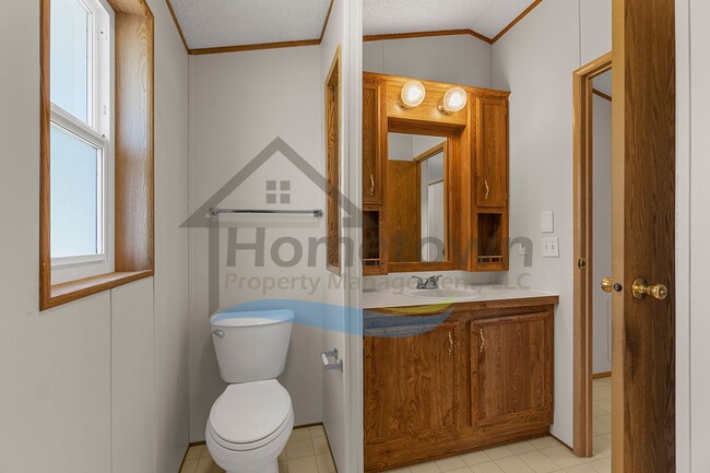 Building Photo - 2 Bedroom 1 Bath Home with Off-Street Park...