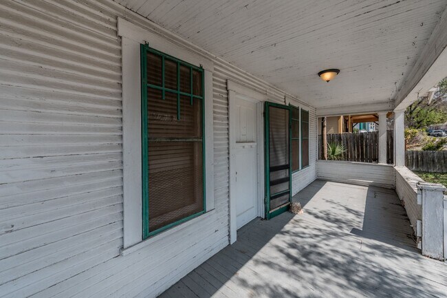 Building Photo - QUAINT 2/1 HOUSE AVAILABLE IN NOW!