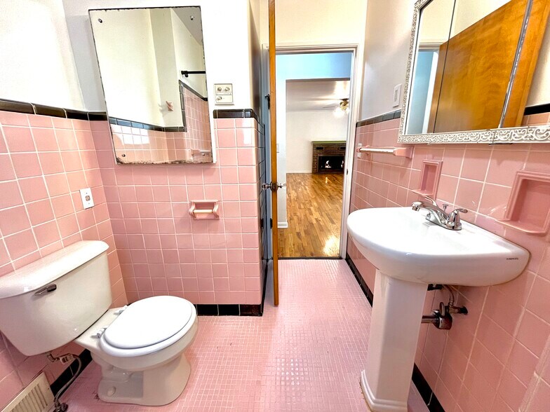 Building Photo - 706 Grand Ave NE