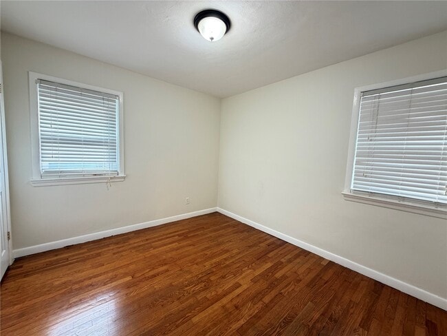 Building Photo - 854 Loekes Dr