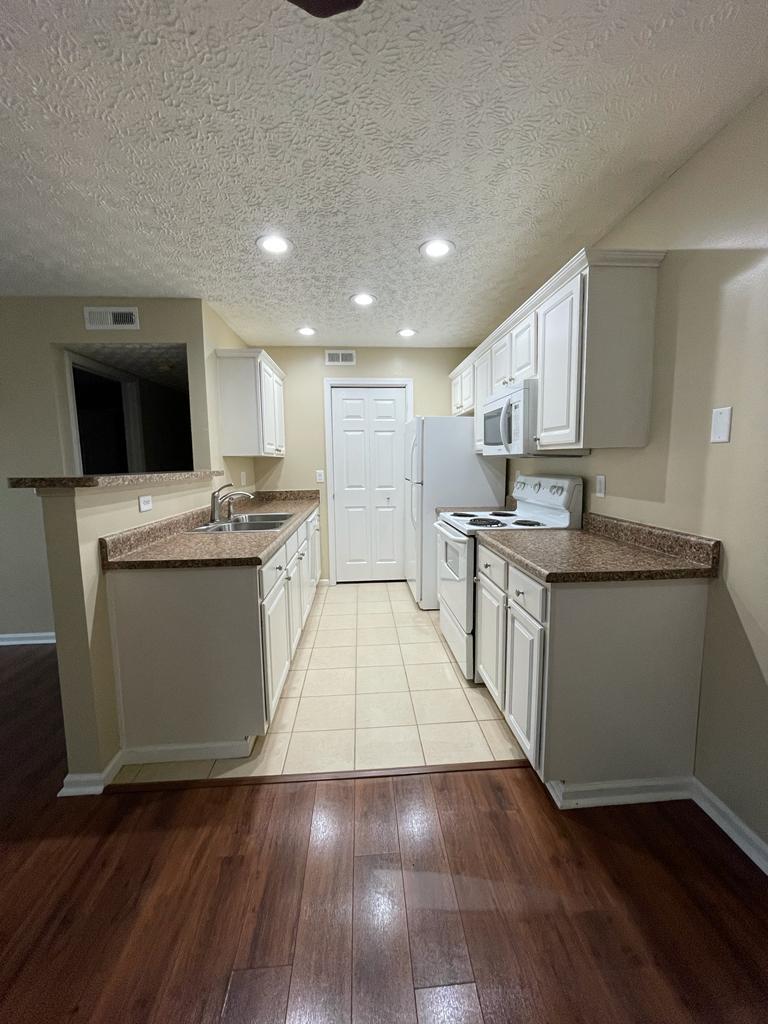 Kitchen - 3 - 5588 Cypress Chase