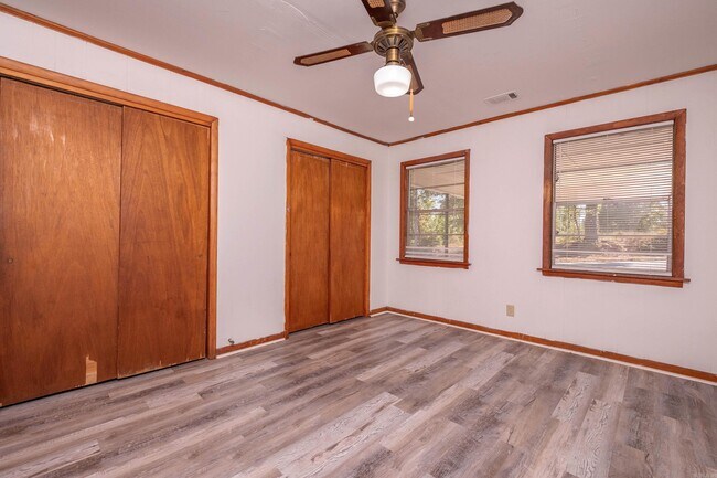 Building Photo - 917 N East St