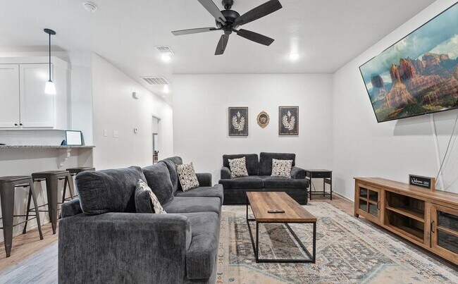 Building Photo - 5606 Kemper St