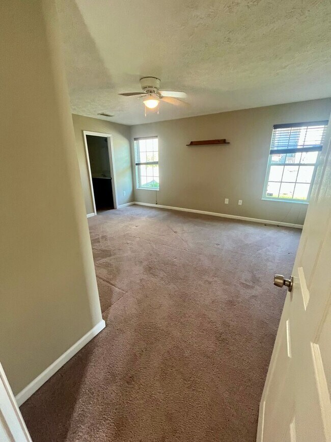Building Photo - Quiet Neighborhood Charm with Everyday Con...