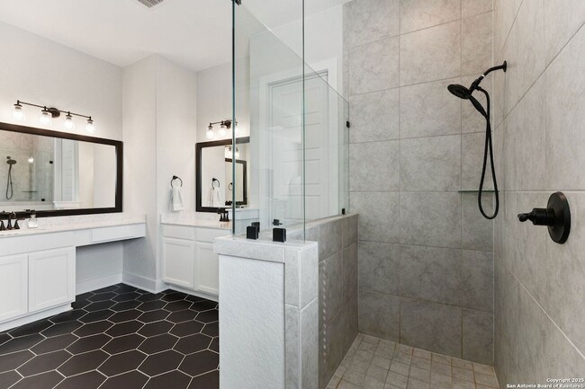 Building Photo - 462 Vamanos