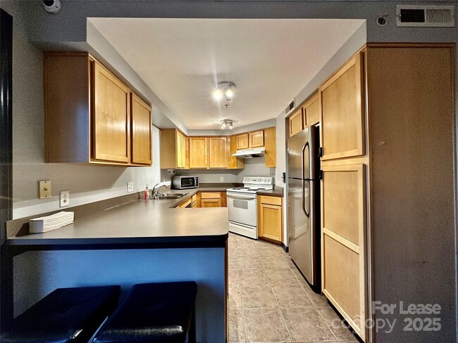 Building Photo - 718 W Trade St