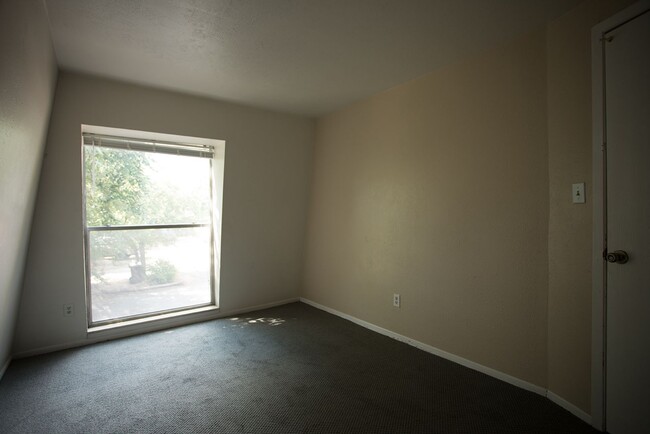 Building Photo - 604 Marine St