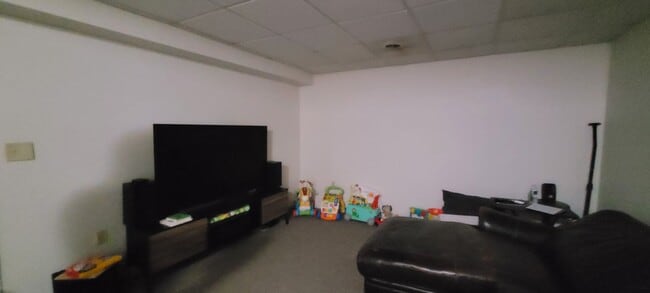 Building Photo - 3 Bedroom 1.5 bathroom townhome-Eastpointe...