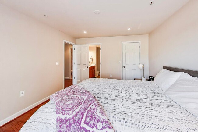 Building Photo - Light-filled 2bd/2ba right on S Four Mile Run $2850