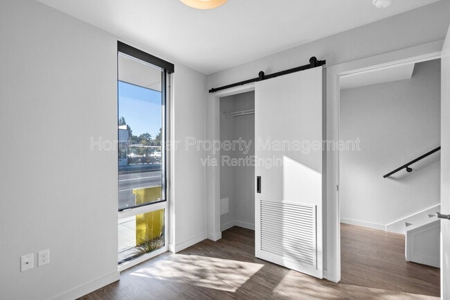 Building Photo - 1860 N Hamilton St