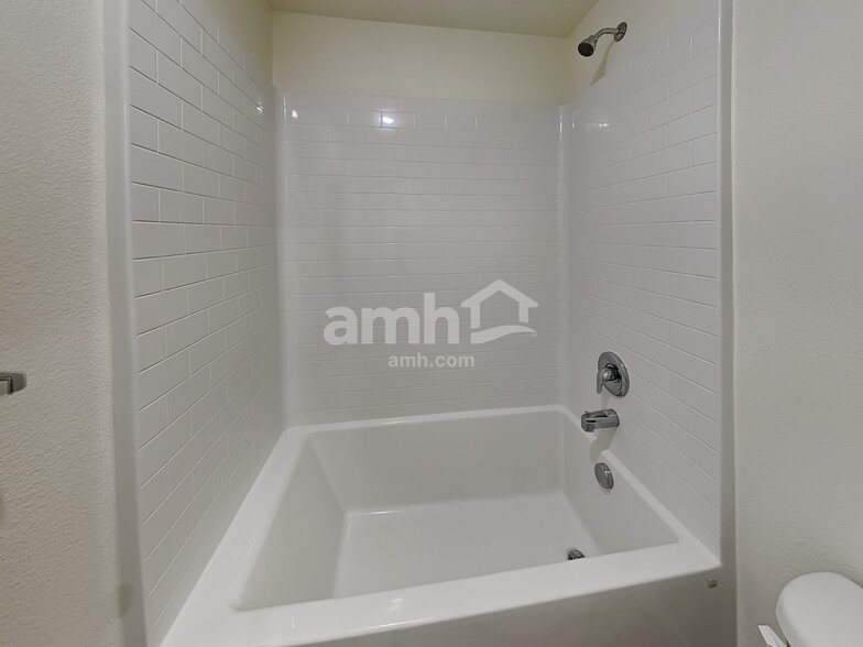 Building Photo - 1221 W 17th Ave