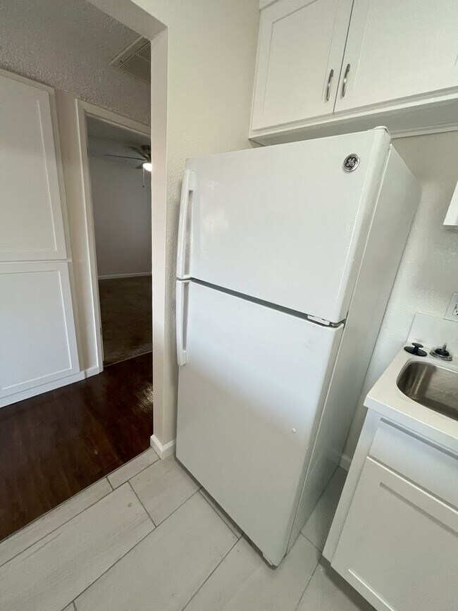 Building Photo - Upstairs Unit!! Under New Management!! Und...