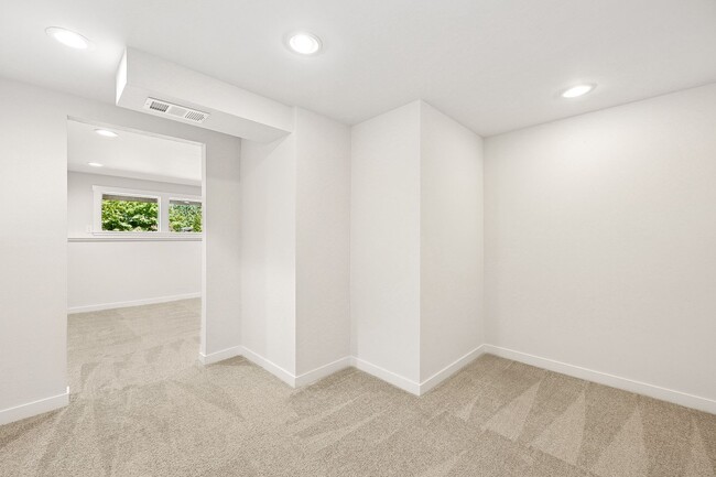 Building Photo - Beautifully Remodeled 3 Bed/2 Bath Edmonds...