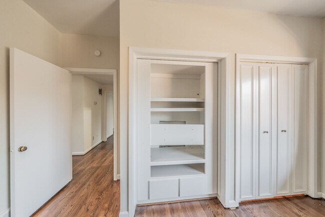 Building Photo - 2-bedroom, 2-bath condo located in the highly desirable Ridglea North neighborhood.