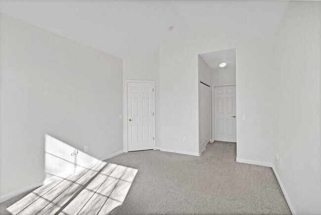 Building Photo - Modern 2-Bedroom, 2-Bath Condo in Grand Junction