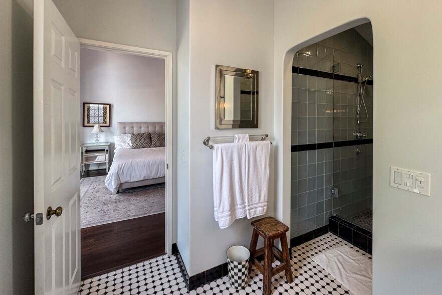 Building Photo - 4505 Carpinteria Ave