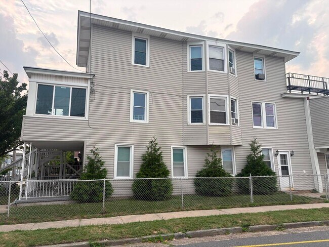 Building Photo - 901 N Ohio Ave