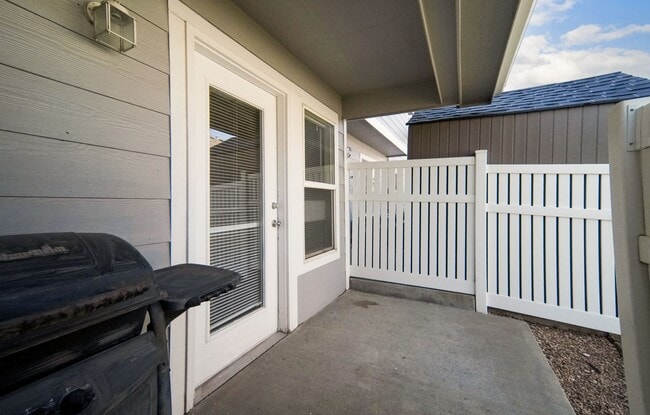 Building Photo - Great two bedroom, one bath near airport. AVAILABLE BEGINNING 6/17/26