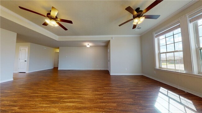 Building Photo - 923 Emerald Dove Ave