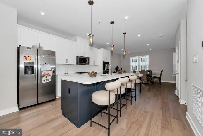 Building Photo - 256 Stallion St