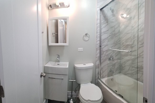 Building Photo - UIC East Campus/Pilsen/Duplex