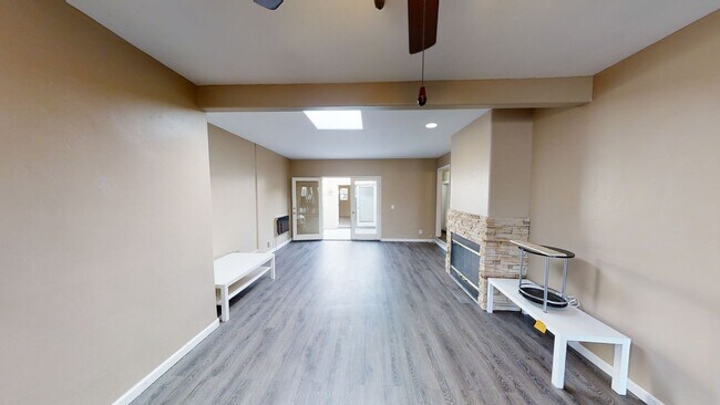 Building Photo - 6BD/3BA on Dorothy Dr!!