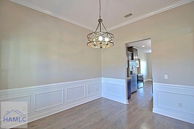 Building Photo - 582 Burke Dr