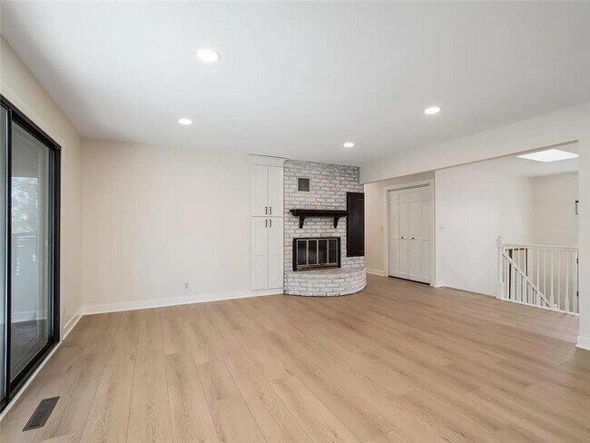 Building Photo - 7783 Kingsview Ln N