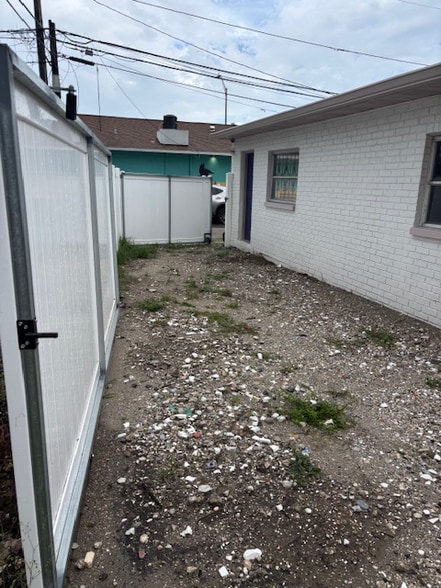 Building Photo - 113 NE Lincoln Cir N