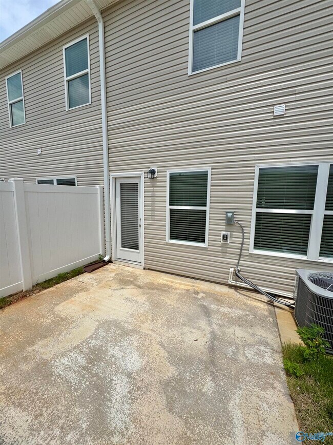Building Photo - 7575 Discovery Pt Dr NW
