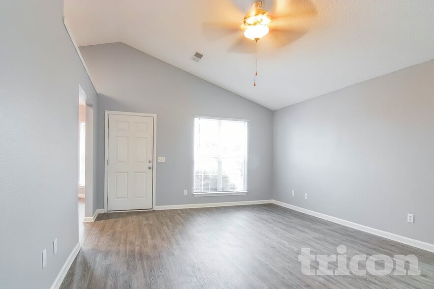 Building Photo - 255 Legend Oaks Dr