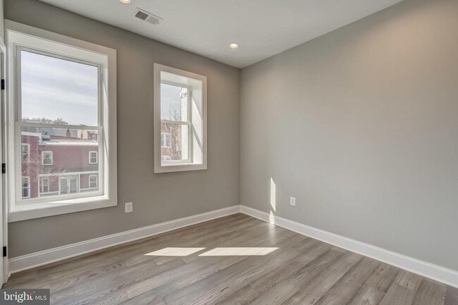 Building Photo - Stunning End-Rowhouse 4/Bedrooms, 4.5 Bath...