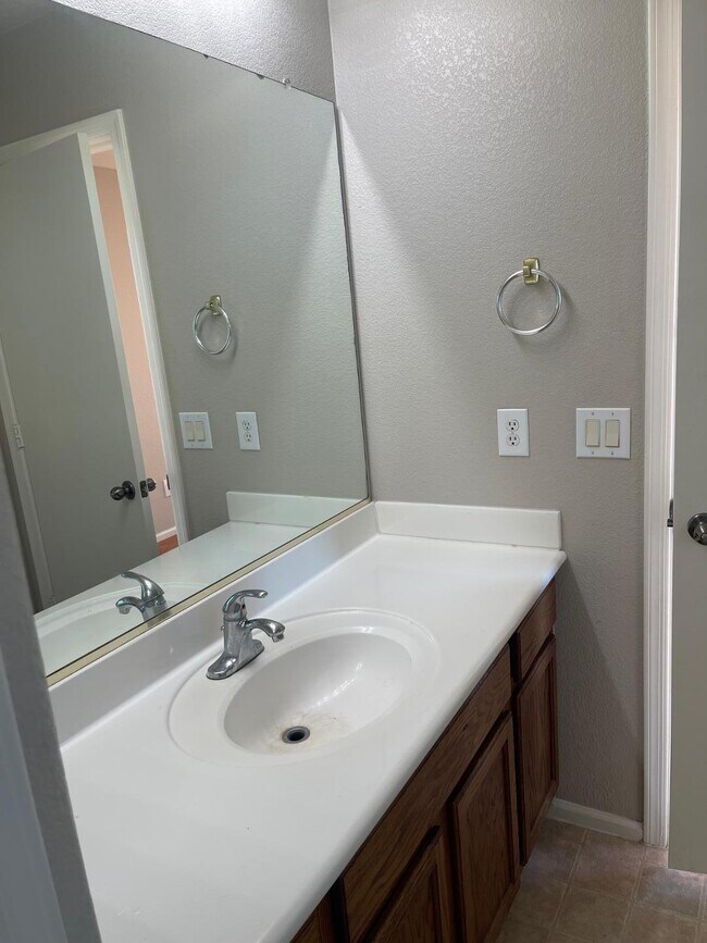 Building Photo - 985 E Saddle Way