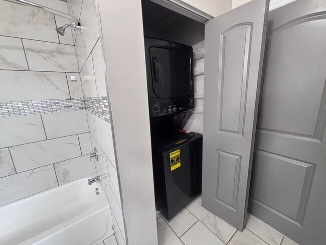 Building Photo - Heart of Webster Groves! *** Large One Bed...