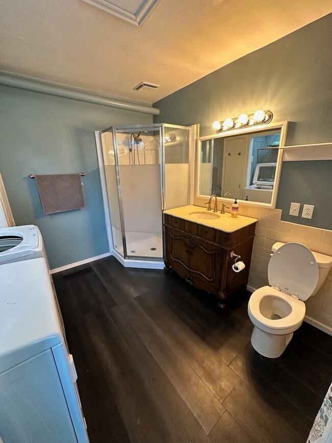 Building Photo - Charming home for rent in Hanford