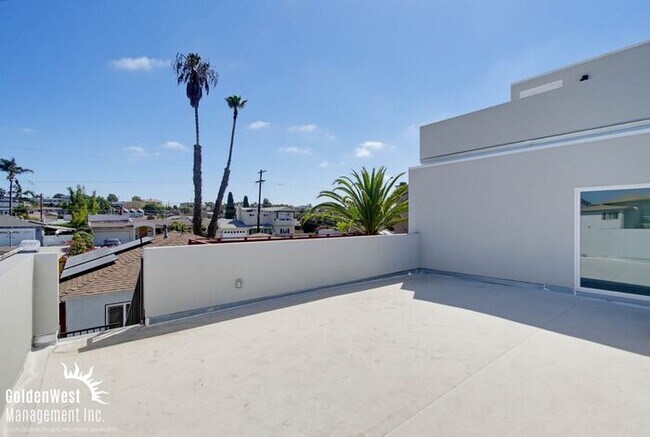 Building Photo - Beautifully Updated 1Bdm 1Ba Apartment with Private Rooftop Deck & Stunning Views!