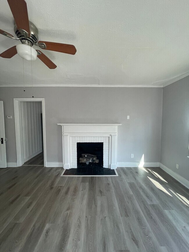 Building Photo - 2 bedroom One bath with new appliances