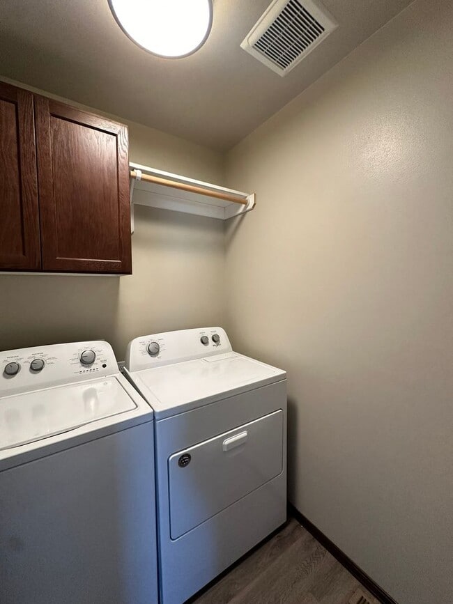 Building Photo - Amazing 3 Bedroom 2.5 Bath Duplex!